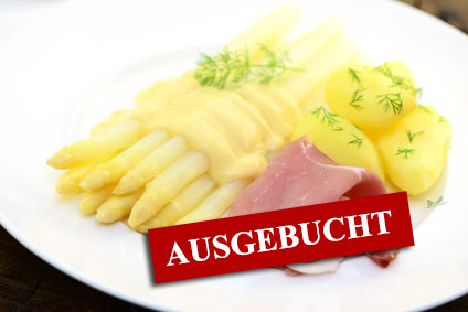 Köstlicher Spargel umgeben von frischem Spargel und delikatem Schinken, ein Fest für die Sinne mit einem Hinweis "Ausgebucht"
