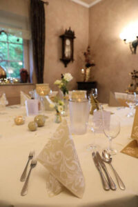 Ein eleganter Tisch mit einem weißen Tischdecken, der eine Atmosphäre von Raffinesse und Stil ausstrahlt.