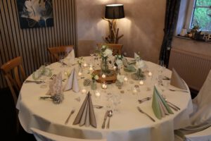 Elegant gedeckter Tisch für ein festliches Dinner, umgeben von stilvollen Accessoires und Kerzenlicht.