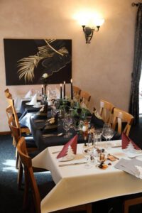 Ein eleganter Saal mit einem kunstvoll gedeckten Tisch für ein unvergessliches Abendessen.