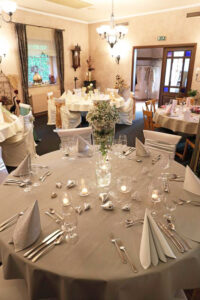 Ein eleganter Tisch, bedeckt mit weißen Servietten, strahlt zeitlose Raffinesse und stilvolle Einfachheit aus.