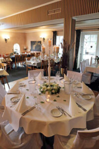 Ein eleganter Tisch, bedeckt mit weißen Servietten, strahlt zeitlose Raffinesse und stilvolle Einfachheit aus.