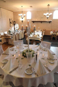 Ein eleganter Tisch, bedeckt mit weißen Servietten, strahlt zeitlose Raffinesse und stilvolle Einfachheit aus.