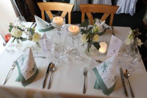 Elegante lila Tischdecke, die einen Hauch von Luxus und Stil in jeden Raum bringt. Ideal für Konfirmationen.