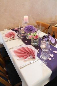 Elegante lila Tischdecke, die einen Hauch von Luxus und Stil in jeden Raum bringt. Ideal für besondere Anlässe.