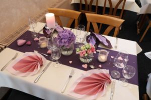 Elegante lila Tischdecke, die einen Hauch von Luxus und Stil in jeden Raum bringt. Ideal für besondere Anlässe.