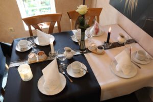 Elegante Tischdecke in Schwarz und Weiß, die einen Hauch von Raffinesse und Stil in jeden Raum bringt.