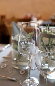 Ein elegant gedeckter Tisch mit Weingläsern und frischen Blumen, der eine luxuriöse Atmosphäre ausstrahlt.