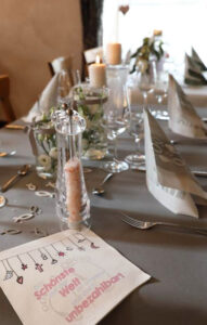 Elegant gedeckter Tisch mit feinen Servietten und edlem Besteck, bereit für ein luxuriöses Dinner.