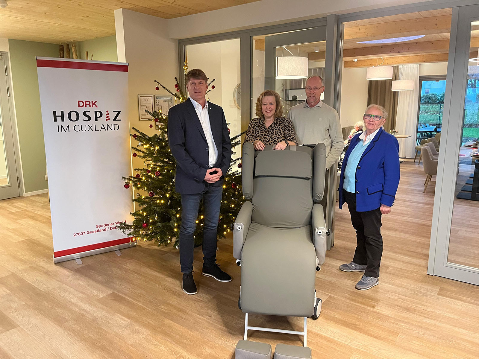 Familie von Holten übergibt einen Pflegerollstul dem DRK Hospiz Cuxland.